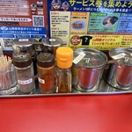 ラーメン山岡家 青梅店 - 卓上調味料セット→＋ニンニクと豆板醤がおすすめ