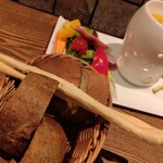 ヴィネリア・タユート - 自家製パンの3種盛り