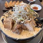 AKIHA麺屋 粋翔 - AKIHA味噌『黒』　野菜　角煮TP