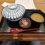 茅ヶ崎 海ぶね ODAKYU湘南GATE 藤沢店 - 蓋をしたしらす丼、生姜、お味噌汁です。