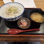 茅ヶ崎 海ぶね - しらす丼に醤油をかけ、山葵をのせたものと生姜、お味噌汁です。