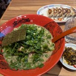 ずんどう屋 - チャーシューめん 1400円　ネギ増し増し120円　餃子350円