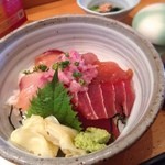 Sushi Hana - 日替わり丼
                        
                        鉢マグロ、ブリともう一つ何か(忘れた…)の3種の漬け丼(*'ω' *)
                        
                        味噌汁・茶碗蒸し付き♪