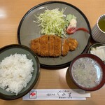 とんかつ専門店 しみず - ロースとんかつ定食(キャベツ、胡瓜、トマト、自家製タルタルソース、白菜漬、豚汁、ごはん付)
