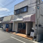 スパイスカレー モクロミ - 外観　　右側に階段