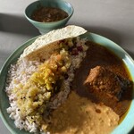 スパイスカレー モクロミ - ポークヴィンダルとおかず、ライスに豆カレー