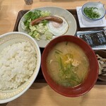 すき家 - 料理写真:黄身を抑えつけるソーセージ君