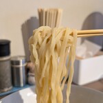 La La Gottsuo - ストレートに近いやや太めの中太麺