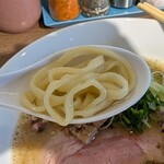 La La Gottsuo - 曽我製麺のやや太めの中太麺