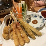 升亀 - 串揚げ3種海老、肉巻き、ナスと生野菜
