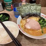 ラーメン六角家 - ラーメンライストッピングほうれん草