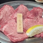 発祥のお店 一升びん - 生薄切り牛タン