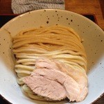 市川ウズマサ - 麺は全粒粉入り極太麺