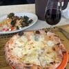 Pizzeria Bakka M'unica - 5種類のチーズとはちみつのピザと鶏ラグーのパスタ