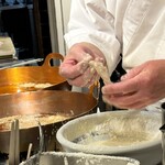 天源・天ぷら専門店 - ①エビを天ぷらにする準備