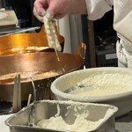 天源・天ぷら専門店 - ③天ぷらを入れてます。