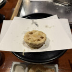 天源・天ぷら専門店 - 蓮根　厚みがある蓮根。火はじっくりで揚げてました