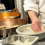 天源・天ぷら専門店 - ②タネをつけて