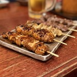 やどかり - 焼き鳥盛り合わせ。手前から鳥、鳥、鳥、鳥、鳥。