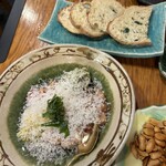 ゆる燗酒場 煮りん - 洋風バクダン（マグロ、アボカド、沢庵、納豆、にチーズ）。カリカリトーストに乗っけて。