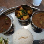 Sasto Sulav Express - マトンカレー、ミックスベジ、ダル（右回り）