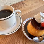 オールシーズンズ コーヒー - 本日のコーヒーとプリン