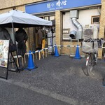 麺や晴心 - 店前に丸椅子８席。４席ずつ案内される。