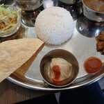 Sasto Sulav Express - アチャール、チャトニ、モモ、パパド、サラダ（右回り）