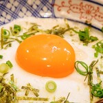 居食屋 侍々 - 『侍々のＴＫＧ』①　※白身のメレンゲに鎮座するキミ様（笑）