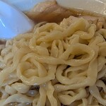 純手揉み中華 れん - ちぢれ強めの太麺がスープに絡む