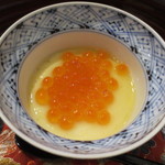 広尾 一会 - 先付けはシンプルな茶碗蒸しにイクラの乗った物。