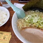 ラーメン三太 - 料理写真:塩ラーメン 880円（＋トッピング券の煮玉子）、小ライス 150円