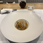 シャントレル - 10皿目
      バター、キノコのコンソメ、白トリュフを使った締めのパスタ
      