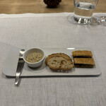 シャントレル - 1皿目
      ・スモークサーモンのリエット
      ・キノコとオリーブのクロックムッシュ