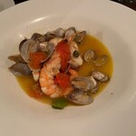オステリアエンネ - アクアパッツァ　天然真鯛とエビ、アサリ