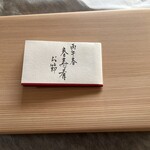 京都和久傳 - お重は柾目が美しい杉材で、手に貼り付くようなしっとり滑らか