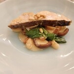 マルコンソールプリュ - メインの魚料理=
      鰆のポワレ、きのこ、 白インゲン、 小松菜 、松の実、ホタテとあさりと出汁ソース