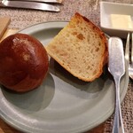 マルコンソールプリュ - パン2種=
                                左がブリオッシュ、右がチーズ入りフランスパン(バター付き)