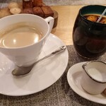 マルコンソールプリュ - 食後のドリンク=
      左はホットコーヒー、 右はアイスコーヒー
      