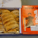 正嗣 宮島本店 - 写真は3人前。箸とタレも付属します。