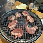 かしわ焼肉 とよ食堂 - 卓上で焼きます