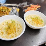 つるまる饂飩 - 料理写真:かけうどん、揚げ物、おにぎり