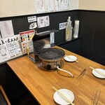 かしわ焼肉 とよ食堂 - テーブル
