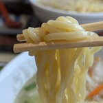 お食事処美濃 - 麺は細めの多加水麺