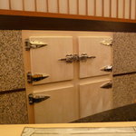 鮨 さいとう - ☆冷蔵庫もレトロな雰囲気で◎☆