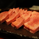 赤坂 みすじ - どうです！この分厚さは 厚切り上タン 2,280円×5 2014.12.2x