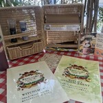 魔女のちいさな森のハンバーガー - 店内は植物・木々に囲まれていて、卓上もかわいい