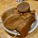 かぶら屋 十条店 - 黒おでん（黒はんぺん、大根、牛すじ、白焼）