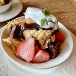 シェ クープル - いちごとガトーショコラのパフェミルフィーユ（1380円）