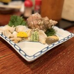 やどかり - つぶ貝刺し。奥のカラはすするマンの携帯。トゥルルルルルル、トゥルルルルルル。